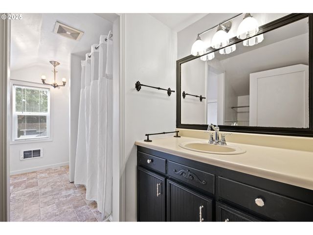 1115 S 6TH St, Cottage Grove, OR 97424