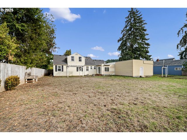 1115 S 6TH St, Cottage Grove, OR 97424