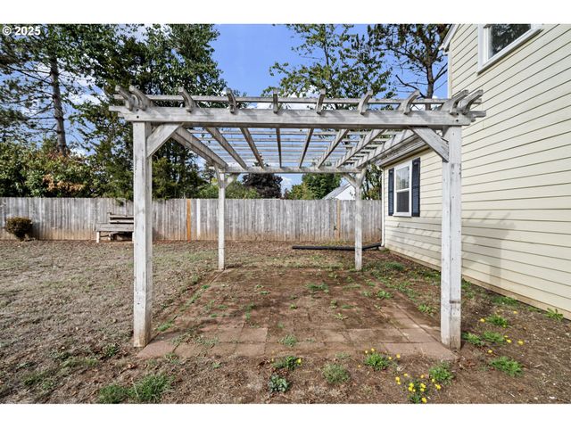 1115 S 6TH St, Cottage Grove, OR 97424