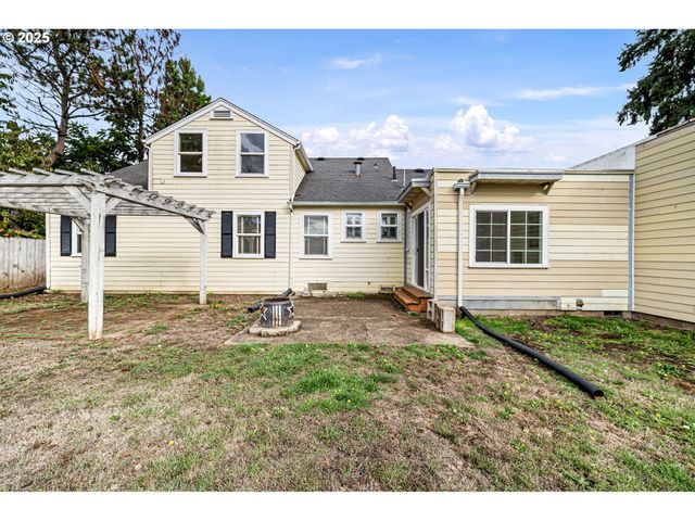 1115 S 6TH St, Cottage Grove, OR 97424