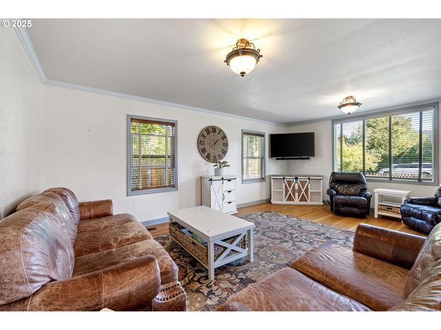 1115 S 6TH St, Cottage Grove, OR 97424