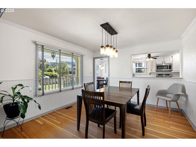 1115 S 6TH St, Cottage Grove, OR 97424