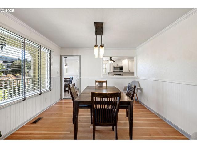 1115 S 6TH St, Cottage Grove, OR 97424