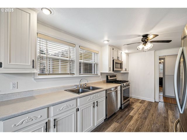 1115 S 6TH St, Cottage Grove, OR 97424