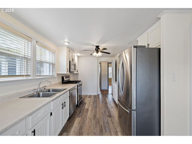 1115 S 6TH St, Cottage Grove, OR 97424