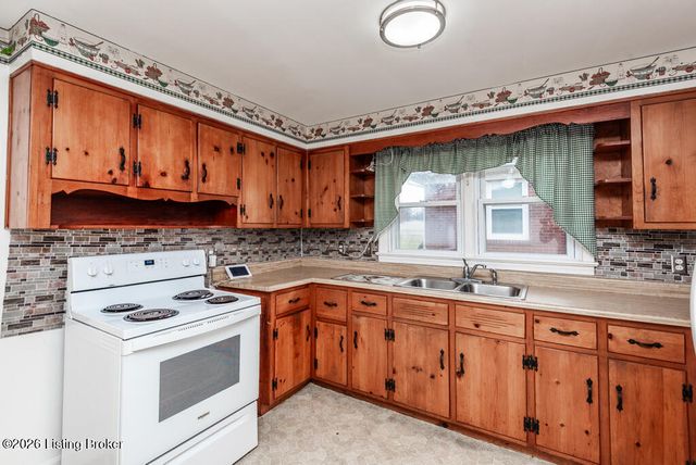 2613 Alva Dr, Louisville, KY 40216