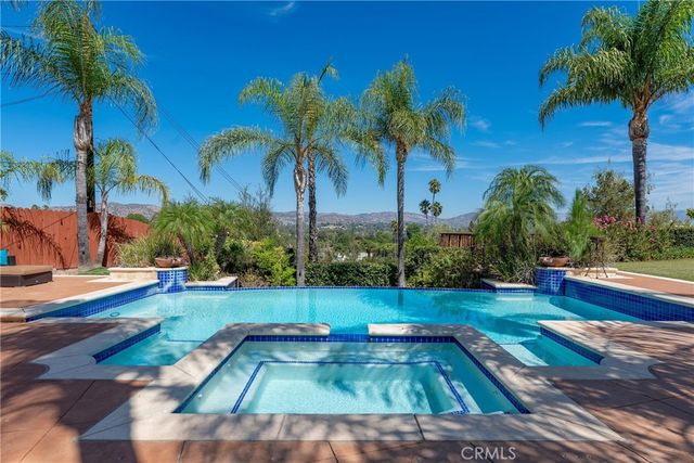 23365 Calvert Street, Woodland Hills, CA 91367