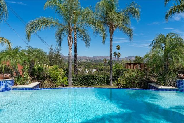 23365 Calvert Street, Woodland Hills, CA 91367
