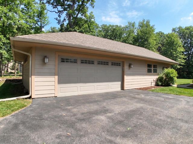W307N6992 Club CIRCLE E, Hartland, WI 53029
