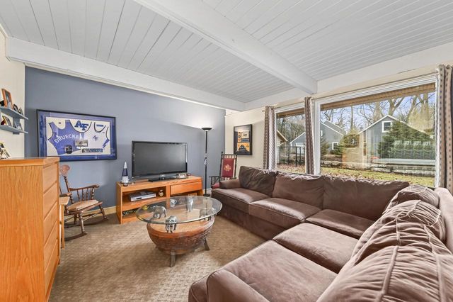 W307N6992 Club CIRCLE E, Hartland, WI 53029
