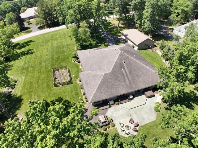 W307N6992 Club CIRCLE E, Hartland, WI 53029