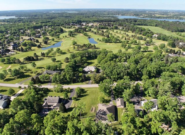 W307N6992 Club CIRCLE E, Hartland, WI 53029