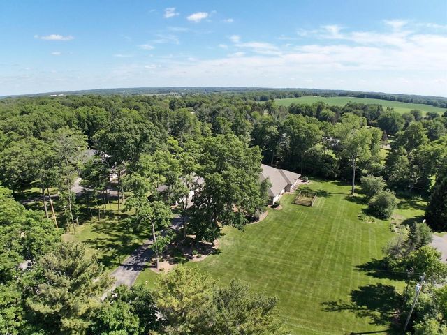 W307N6992 Club CIRCLE E, Hartland, WI 53029
