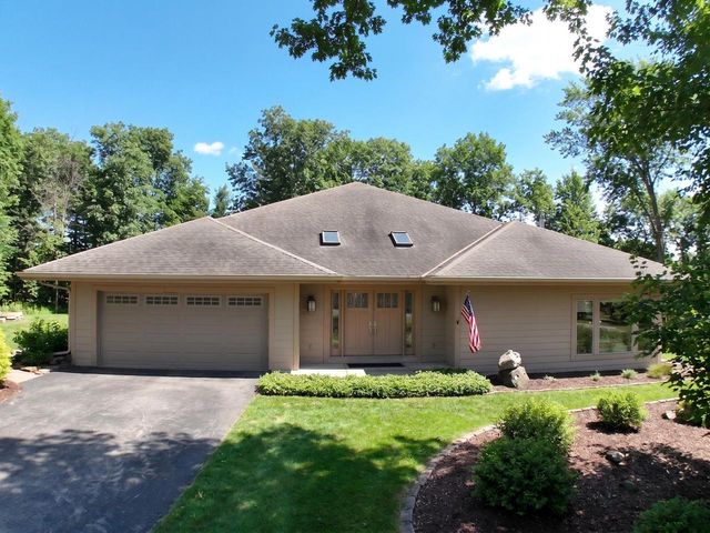 W307N6992 Club CIRCLE E, Hartland, WI 53029