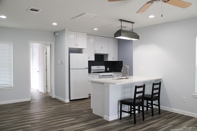 1475 CONTOUR DR, San Antonio, TX 78212