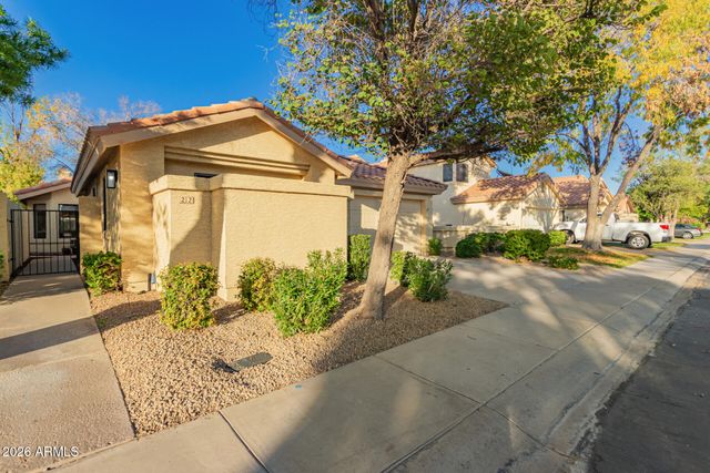 22 E CAROLINE Lane, Tempe, AZ 85284