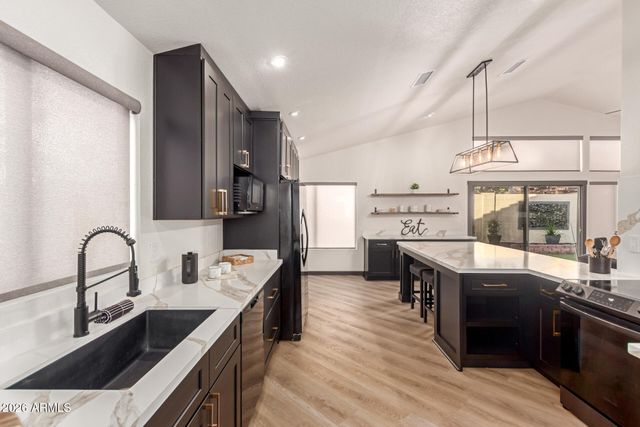 22 E CAROLINE Lane, Tempe, AZ 85284