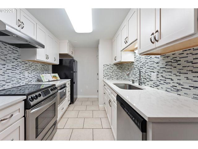 11510 Sw CROWN Dr 5, King City, OR 97224