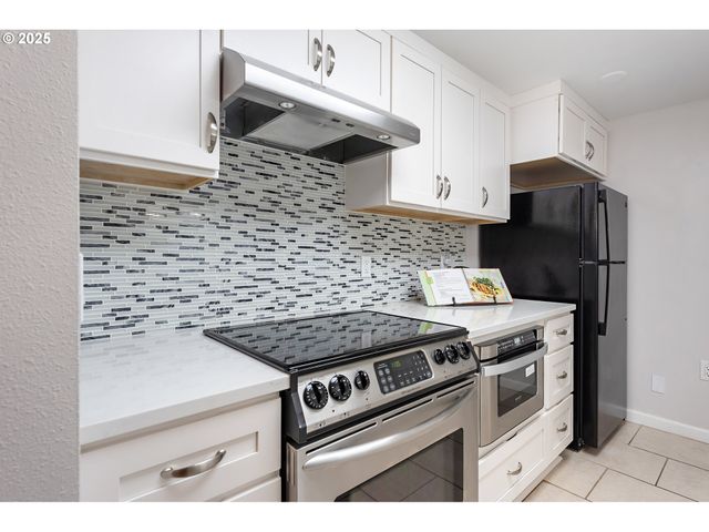 11510 Sw CROWN Dr 5, King City, OR 97224