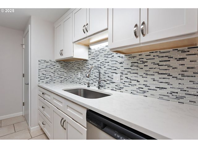 11510 Sw CROWN Dr 5, King City, OR 97224