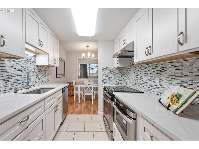 11510 Sw CROWN Dr 5, King City, OR 97224