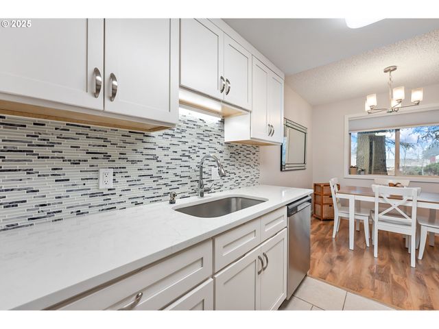 11510 Sw CROWN Dr 5, King City, OR 97224