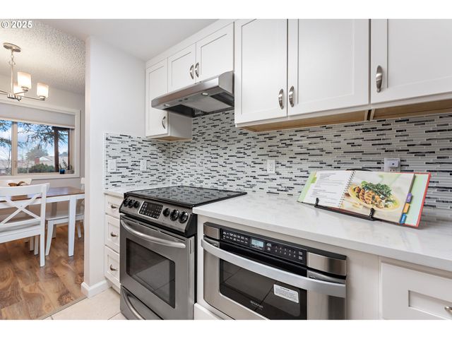 11510 Sw CROWN Dr 5, King City, OR 97224