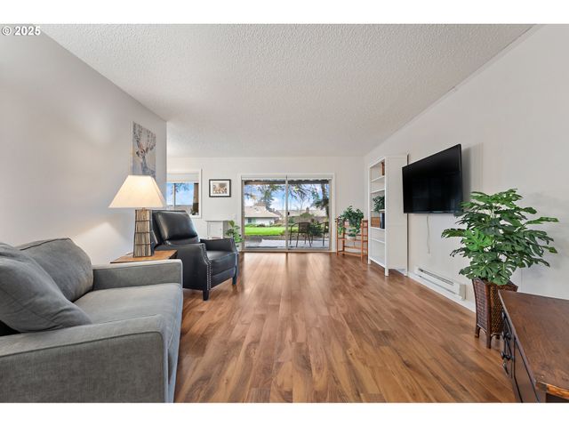 11510 Sw CROWN Dr 5, King City, OR 97224