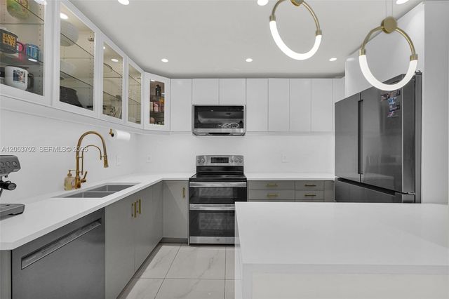 9721 E Bay Harbor Drive 6D, Bay Harbor Islands, FL 33154