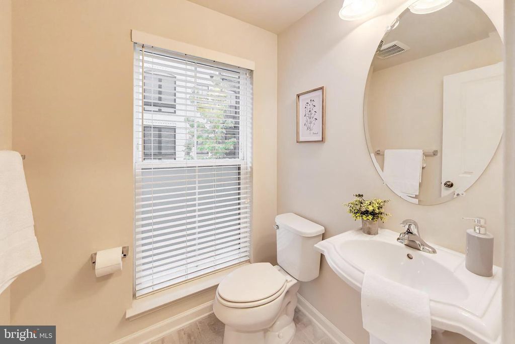 Image 7 of property listing at 507 SILVER CLIPPER LN, Oxon Hill, MD 20745