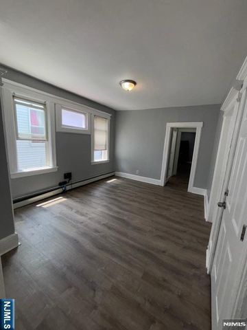 17 Cedar Street 3rd Floor, Newark, NJ 07106