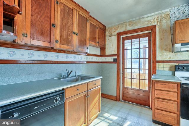 1126 E CHOCOLATE AVE, Hershey, PA 17033