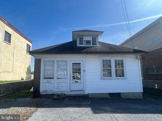 1126 E CHOCOLATE AVE, Hershey, PA 17033