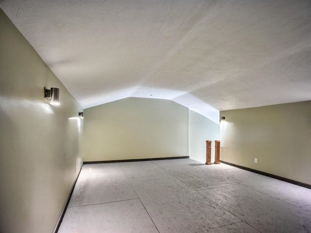 1050 102nd Avenue, Plainwell, MI 49080