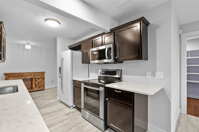 1050 102nd Avenue, Plainwell, MI 49080