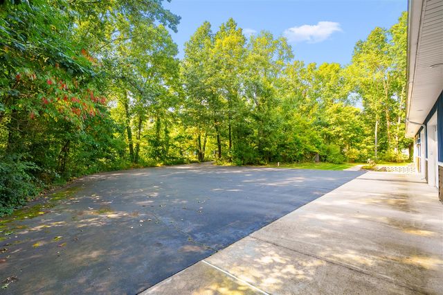 1050 102nd Avenue, Plainwell, MI 49080