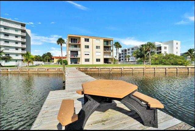 300 Croton Avenue 102, Lantana, FL 33462
