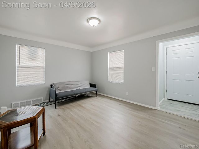 9163 Winthrop Street, Detroit, MI 48228