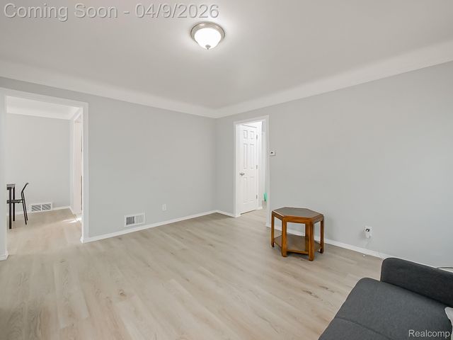 9163 Winthrop Street, Detroit, MI 48228