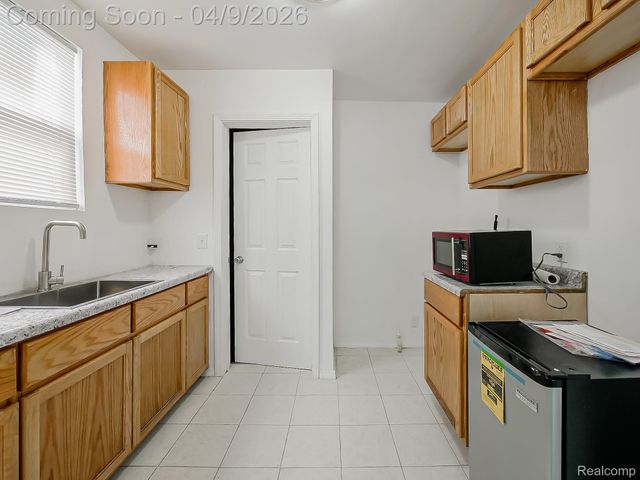 9163 Winthrop Street, Detroit, MI 48228