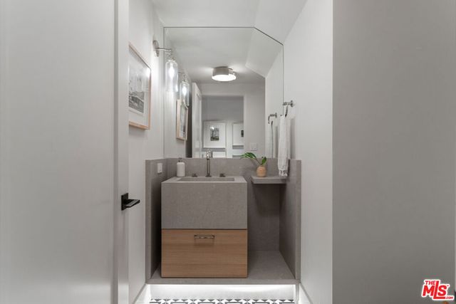 929 Marco Place, Venice, CA 90291