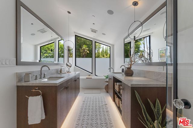 929 Marco Place, Venice, CA 90291