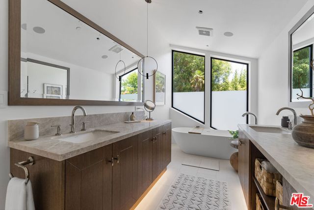 929 Marco Place, Venice, CA 90291