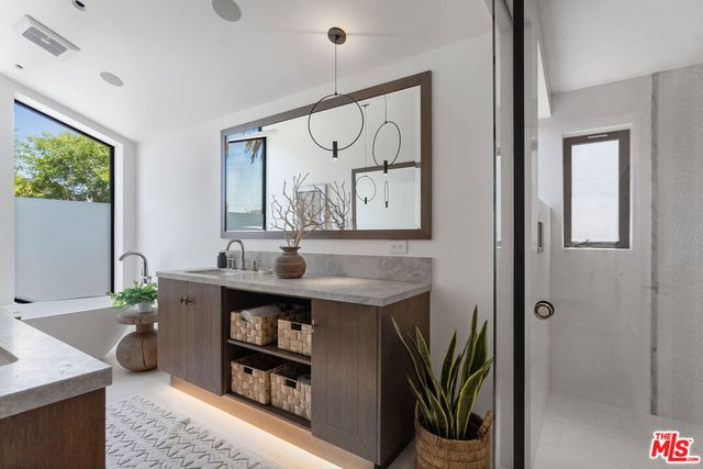 929 Marco Place, Venice, CA 90291