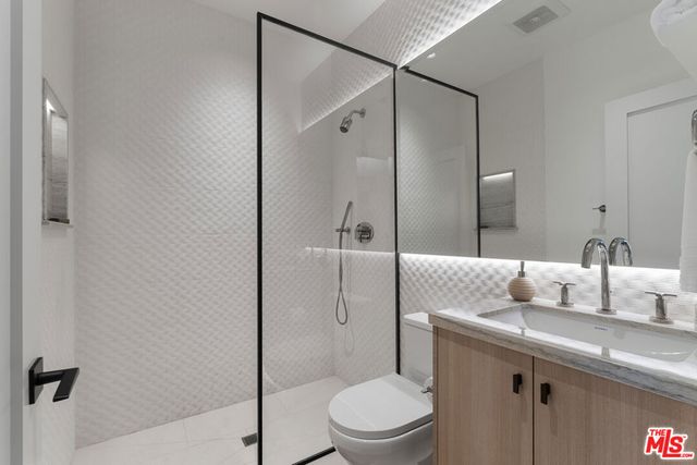 929 Marco Place, Venice, CA 90291