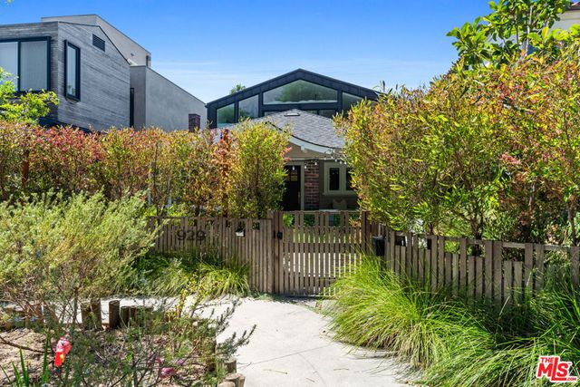 929 Marco Place, Venice, CA 90291