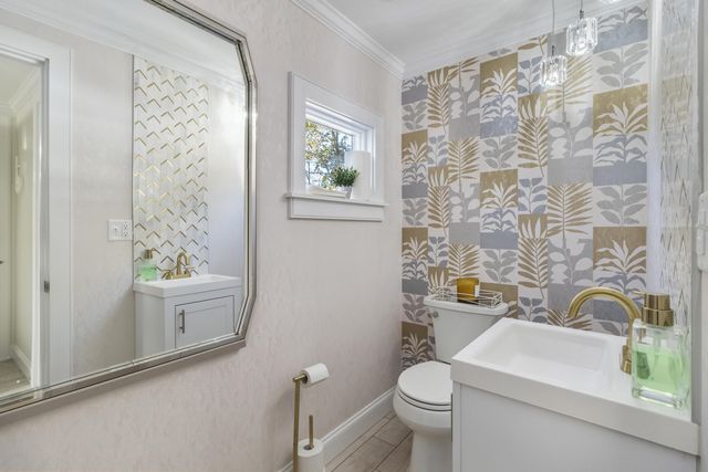 712 Main Street, Hyannis, MA 02601