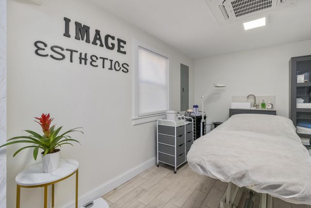 712 Main Street, Hyannis, MA 02601