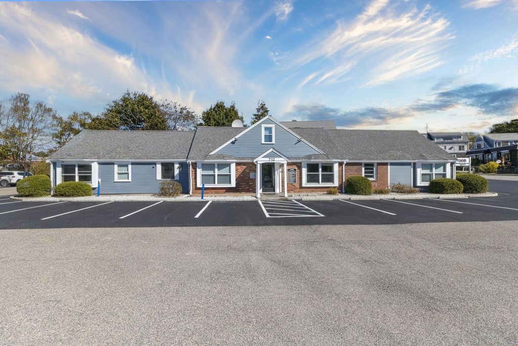 712 Main Street, Hyannis, MA 02601