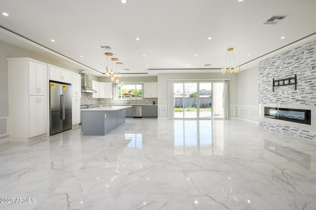 6729 N 13TH Street, Phoenix, AZ 85014